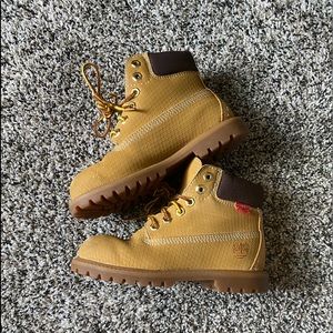 Youth Timberlands- READ DESCRIPTION ☺️